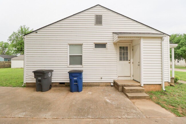 Building Photo - Beautiful Brookside duplex unit - NO PETS