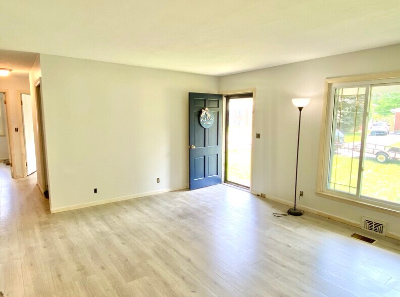 Building Photo - 8003 Broadfern Dr