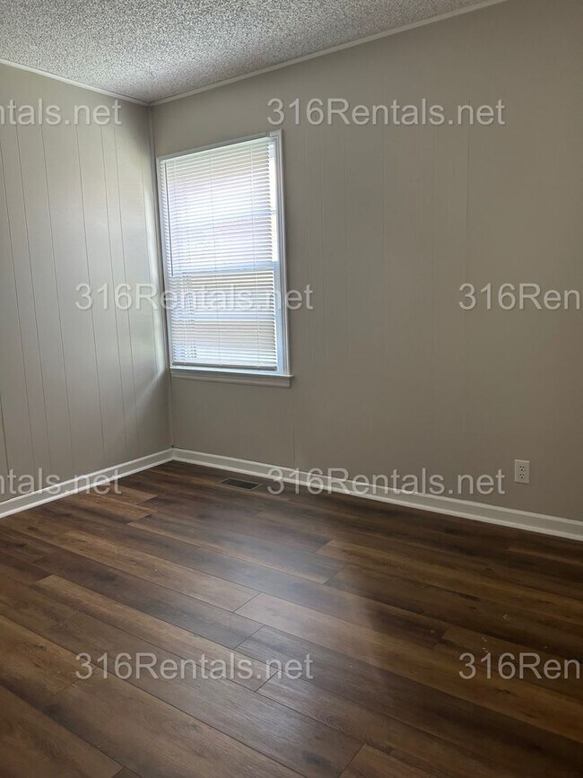 Building Photo - $1345 - 4 bed 1 bath - Single Family Home