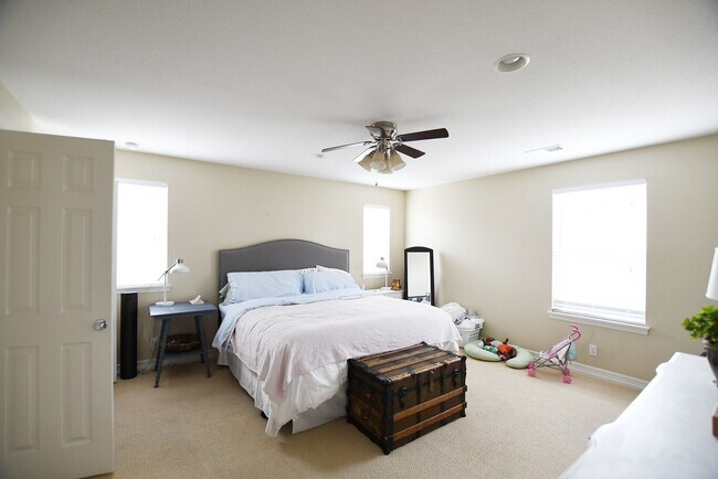 Building Photo - Bonus Loft!