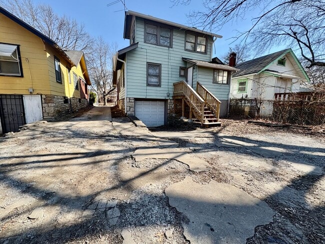 Building Photo - Spacious 2-Bedroom + Den Home with Ample Parking & Backyard!