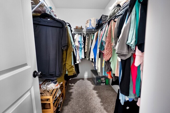 Building Photo - 2 Bed 2.5 Bath Townhome