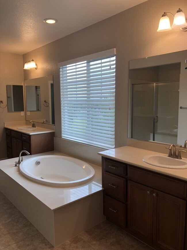 Building Photo - 5 bedroom Whitney Ranch Beauty! Walking di...