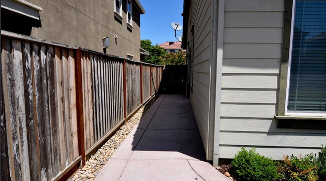 Building Photo - For Rent – Spacious 4-Bedroom Home with Bo...