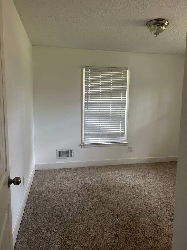 Building Photo - Lovely 3 Bedroom home