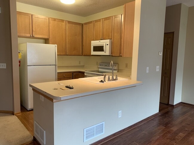 Building Photo - Beautiful 2 Bed/1.5 Bath townhome, with extra large open concept living space - Available Mar 1