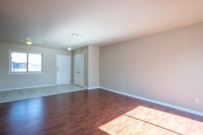 Building Photo - Spacious 3 Bed 2 Bath Condo in Tulsa!
