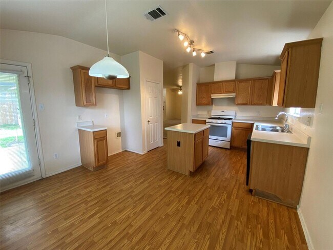 Building Photo - 2402 Hallie Ln