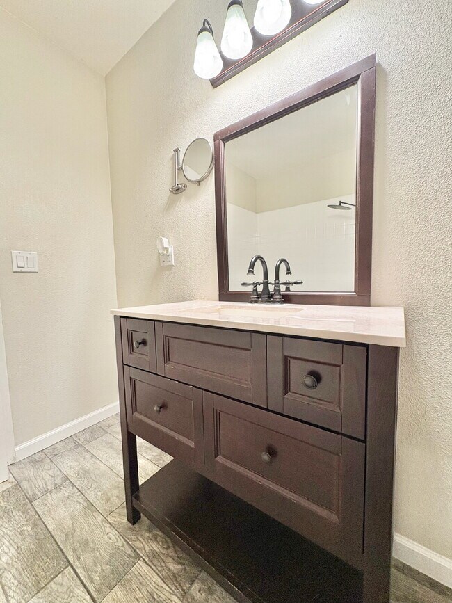 Building Photo - Spacious 3 Bedroom Gilroy Home with AC  & Attached Garage