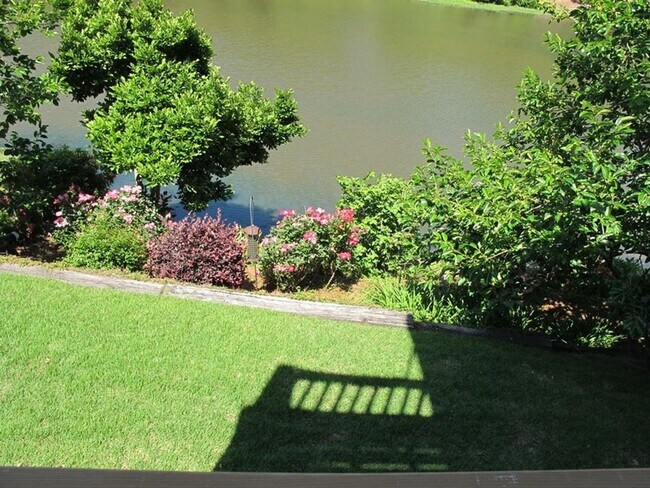 Building Photo - Upscale Lakefront Home  In the Heart of Martinez