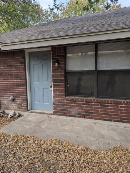 Building Photo - 203 W Reagan Ave