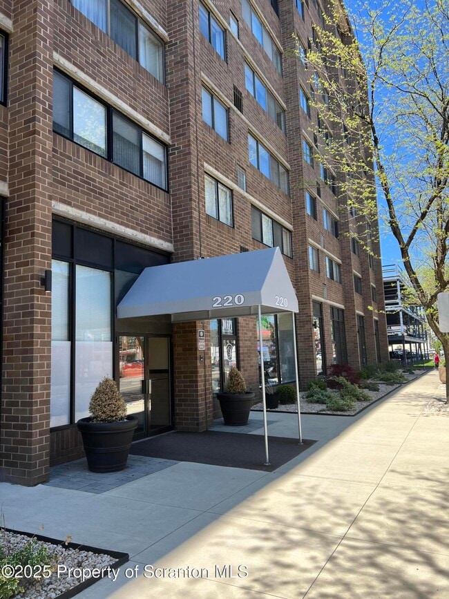 Building Photo - 220 Linden St