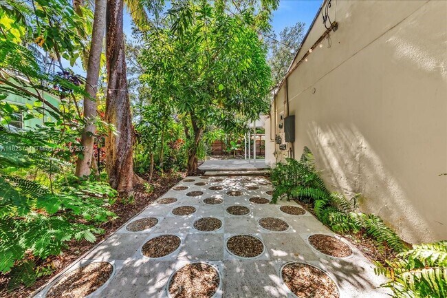 Building Photo - 7341 SW 64th Ct