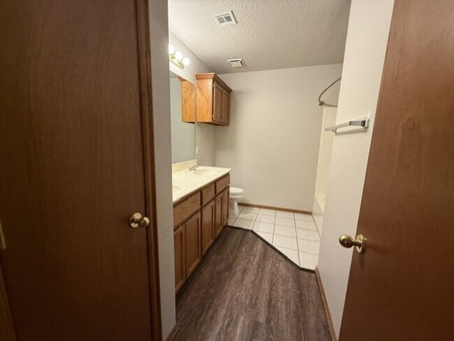 Building Photo - 2806 Shoreridge Ave