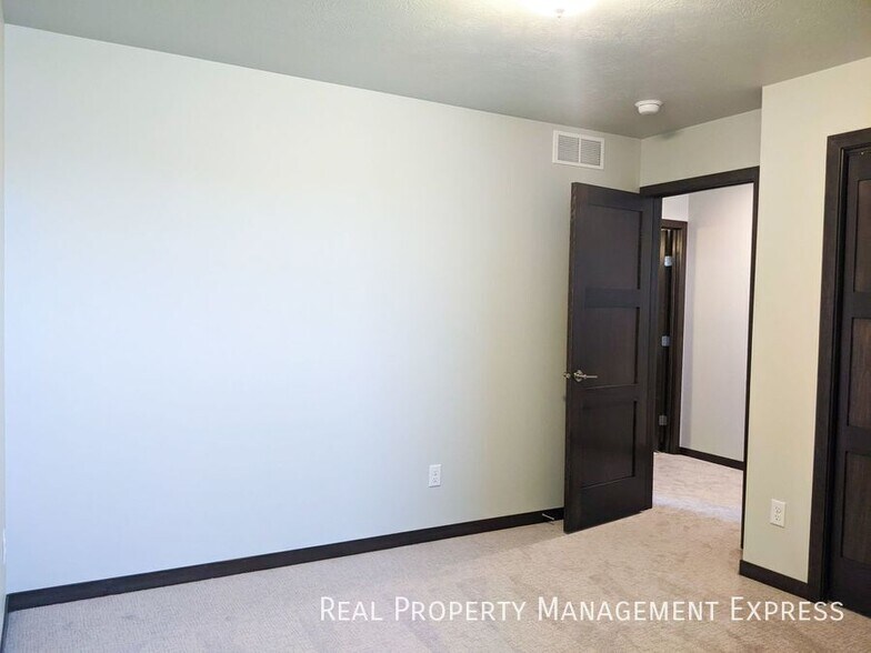 Building Photo - 3 Bedroom 2.5 Bathroom Townhome w/ Attache...