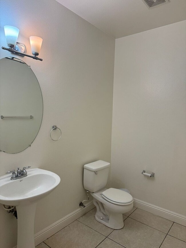 Building Photo - Nice House 5 beds 3.5 bath for lease in Eastvale