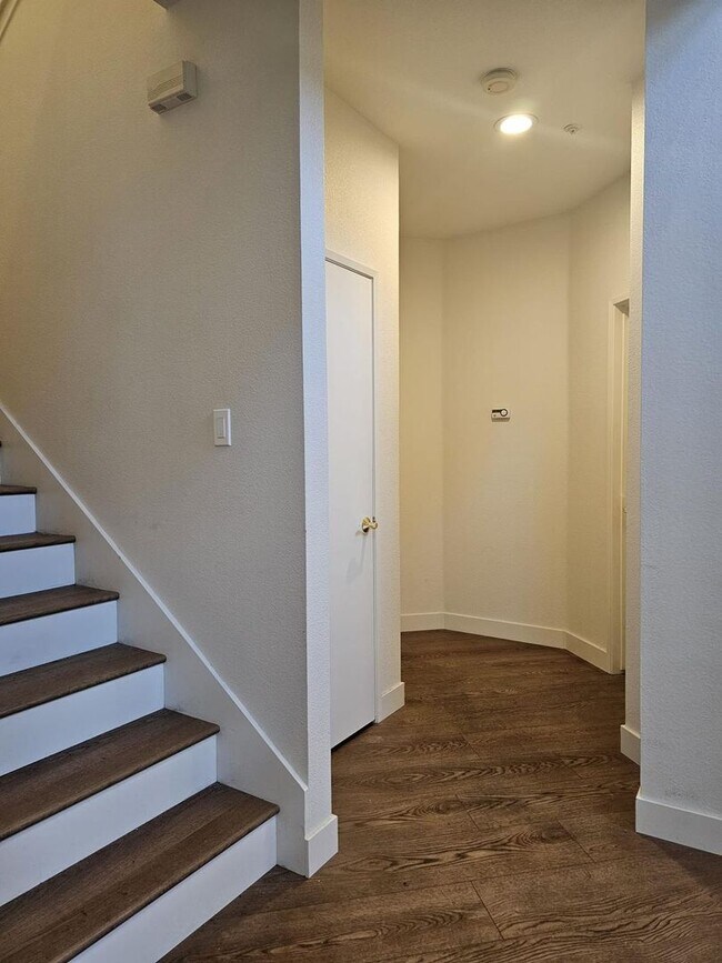 Building Photo - Modern 3BD/3BA Townhouse in Prime Union Ci...