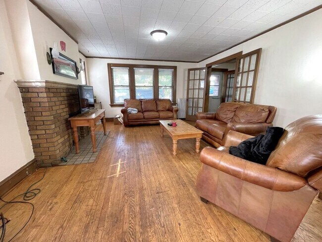 Building Photo - 151 Lathrop St