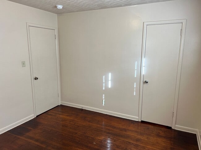 Building Photo - WOW!  3 bedroom! Glendale schools! SE!  $1...