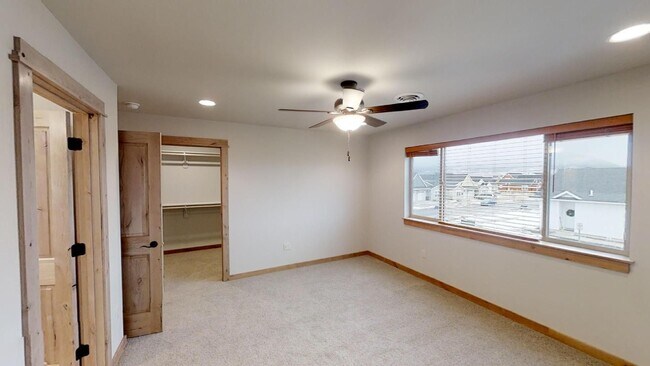 Building Photo - Townhome by the Park - Spacious 2 Car Gara...