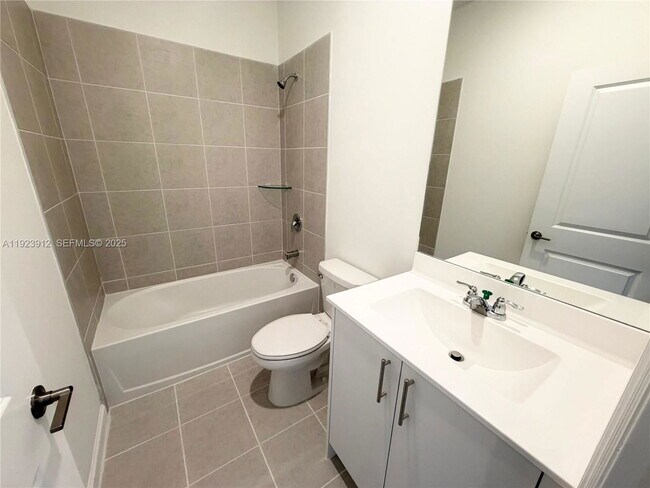 Building Photo - 262 SE 27th Dr