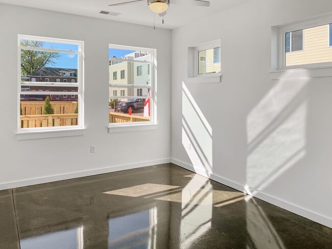 Building Photo - 2 Bedroom, 2 Bathroom downstairs unit in Manchester! Tons of natural light, modern look