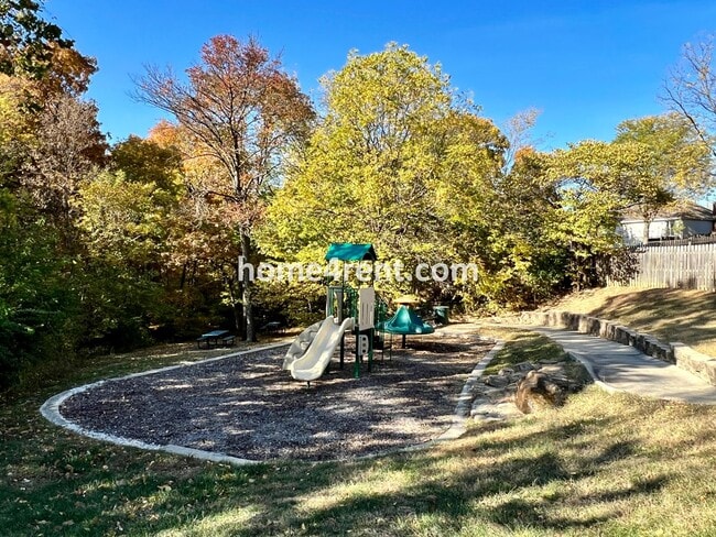 Building Photo - Wonderful Northland Home w/ an Updated Kit...