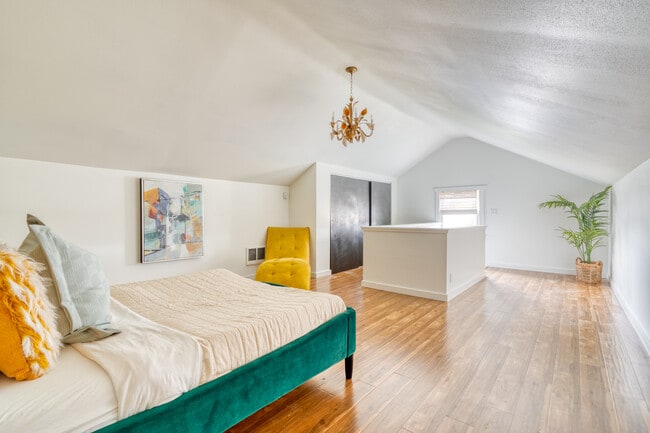 Building Photo - 2215 SE Powell Blvd