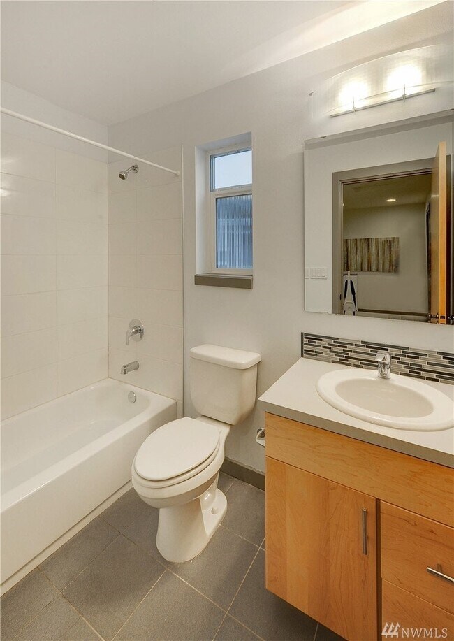 Building Photo - 4032 Pasadena Pl NE