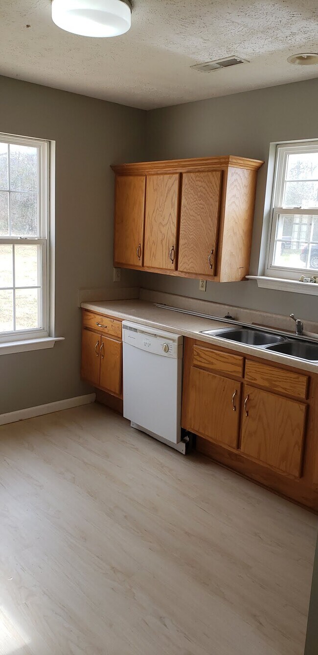 Kitchen - 220 Phillips St