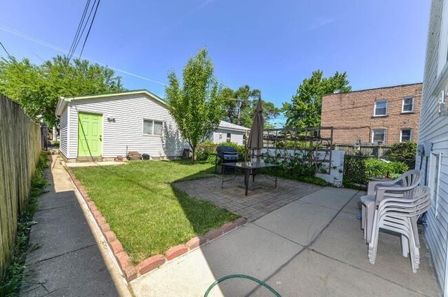 Building Photo - 3450 N Lowell Ave