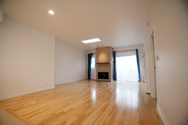 LIving room - 4106 McLaughlin Ave