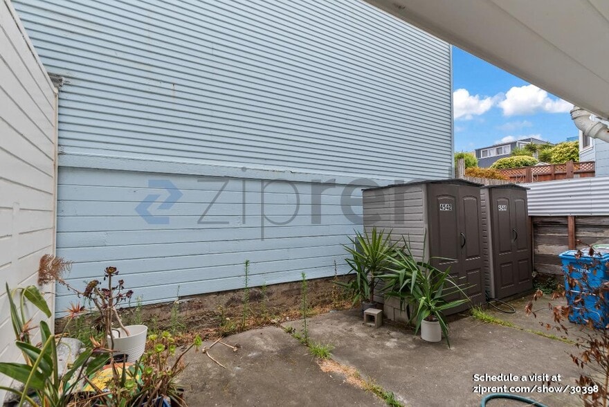 Building Photo - Unit A
