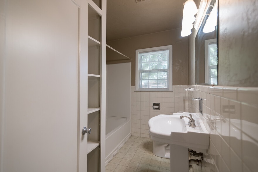 Building Photo - 2025 W Admiral Rd