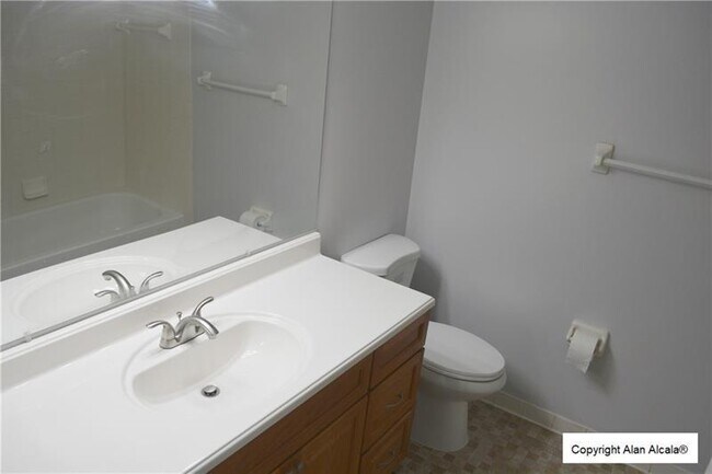 Building Photo - 709 Gardens Dr