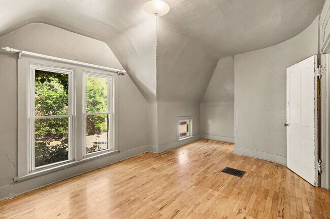 Building Photo - Comfort & Convenience in the Heart of Denver – 3BR/2BA