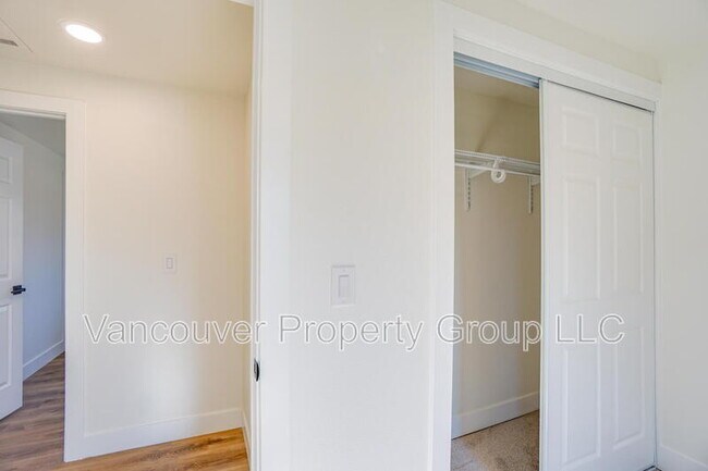 Building Photo - 819 SE Olympia Dr