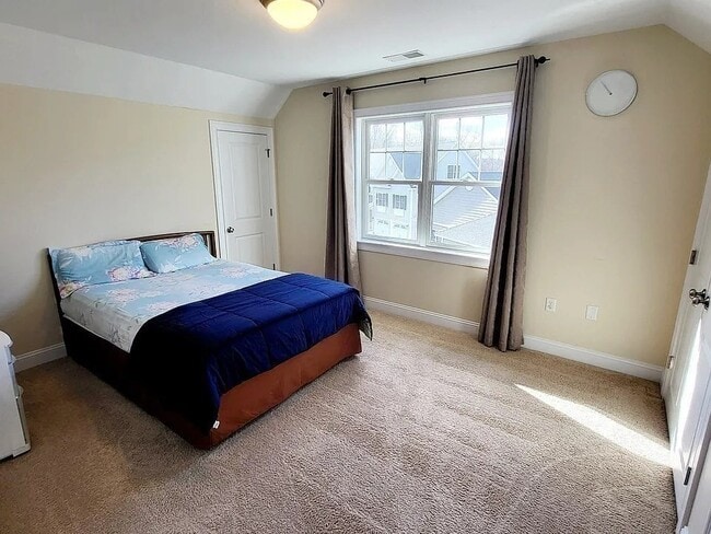 Building Photo - 9 Commodore Way