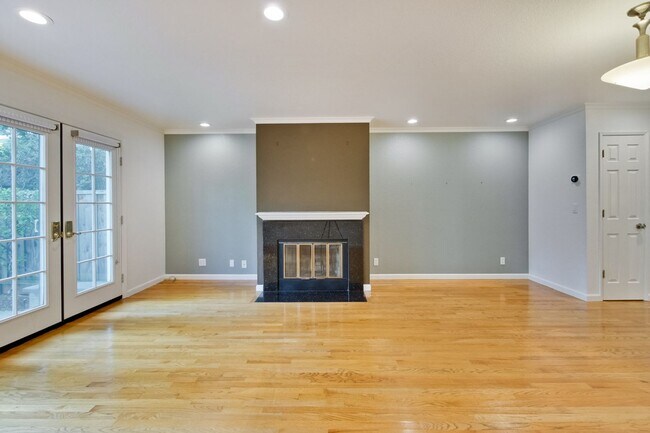 Building Photo - 2-Suite Townhome in Whisman Station Area | Easy Access to 101/237/85