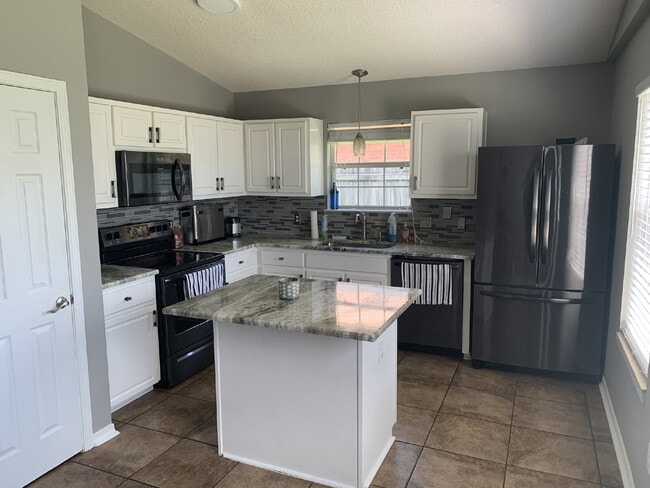 Building Photo - Coming Available 10/7 – 3BR/2BA Patio Home...