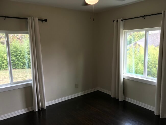 Building Photo - 823 Jackson St