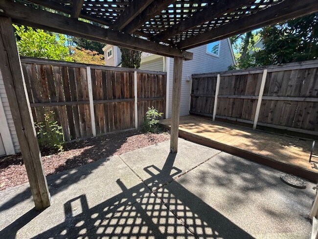 Building Photo - Charming 3 Bedroom, 2.5 Bathroom Condo in ...