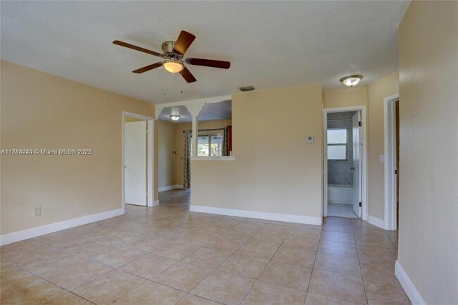 Building Photo - 3 bedroom in Hollywood FL 33024