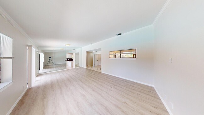 Building Photo - 609 White Water Dr