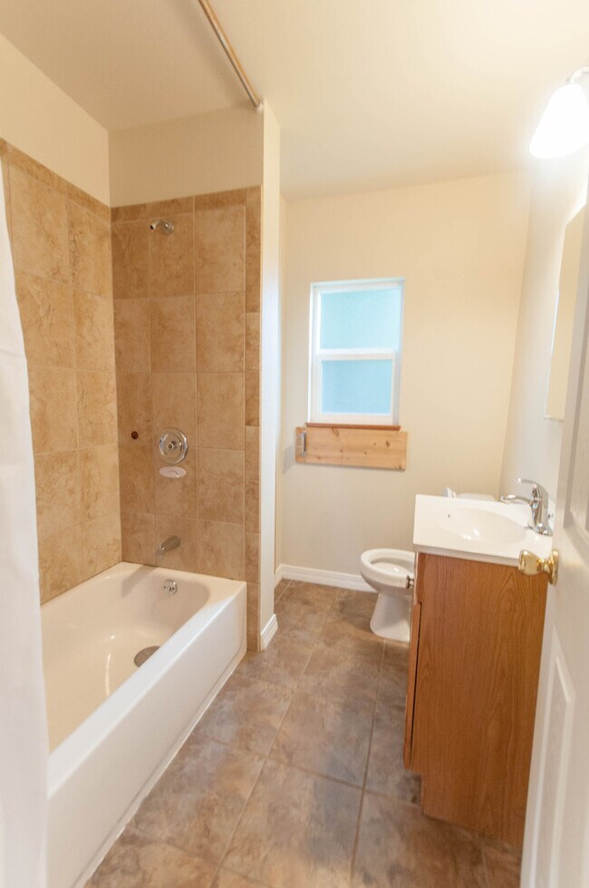 Building Photo - Charming 2-Bedroom, 2-Bathroom House on So...