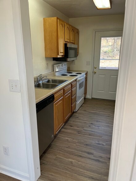 Kitchen - 1503 Grissom Ln