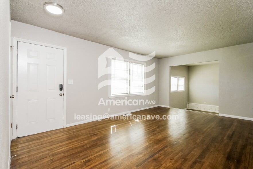 Building Photo - 875 E 53rd St N