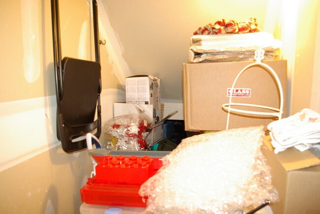 Building Photo - 6bed/4bath oversized 2 car garage fenced in back yard Cheyenne Mountain School District