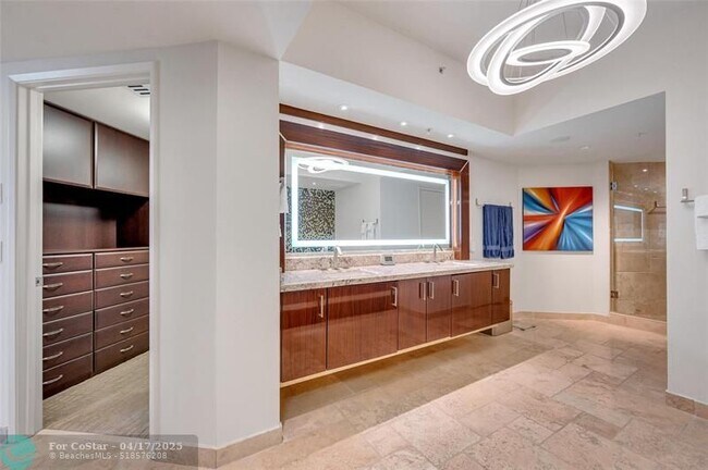 Building Photo - 333 Las Olas Way