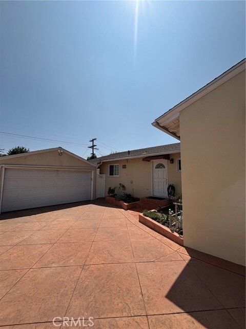 Building Photo - 2758 Paloma St